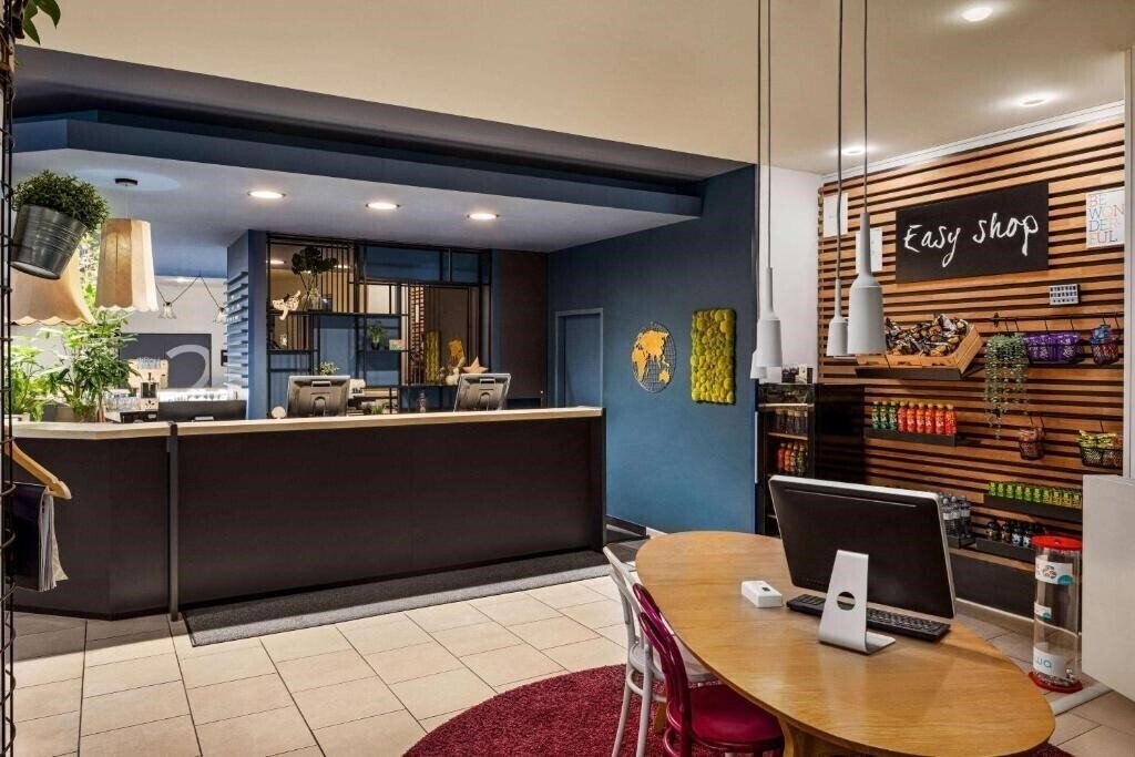 Территория Chopin Airport Hotel 3*