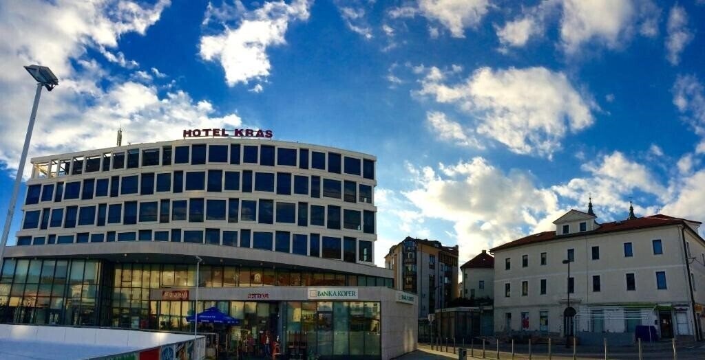 Территория Hotel Kras 4*