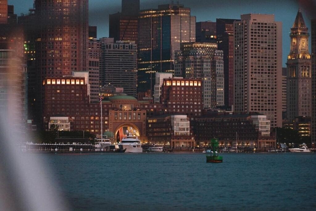 Апартаменти Boston Harbor Hotel 5*