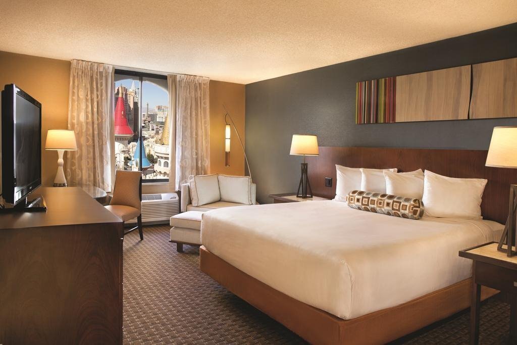 Панорама Excalibur 3*