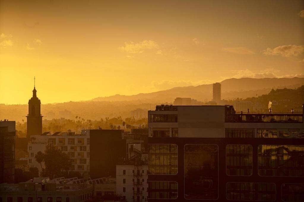 Апартаменти W Hollywood Deluxe 5*