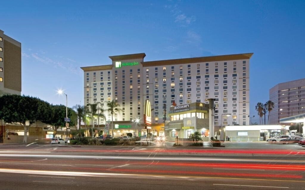 Готель Holiday Inn Los Angeles International Airport 3*