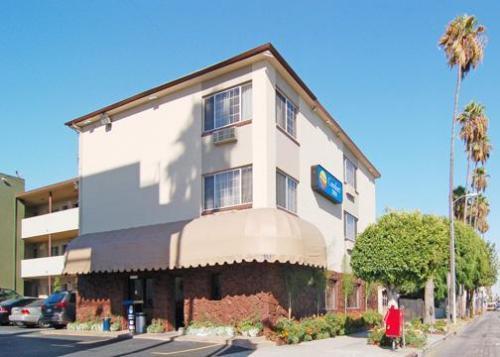 Територія Comfort Inn Near The Sunset Strip 3*