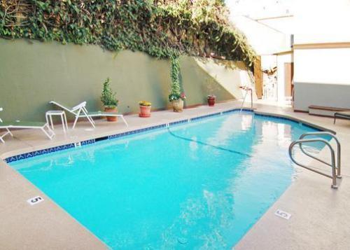 Апартаменти Comfort Inn Near The Sunset Strip 3*