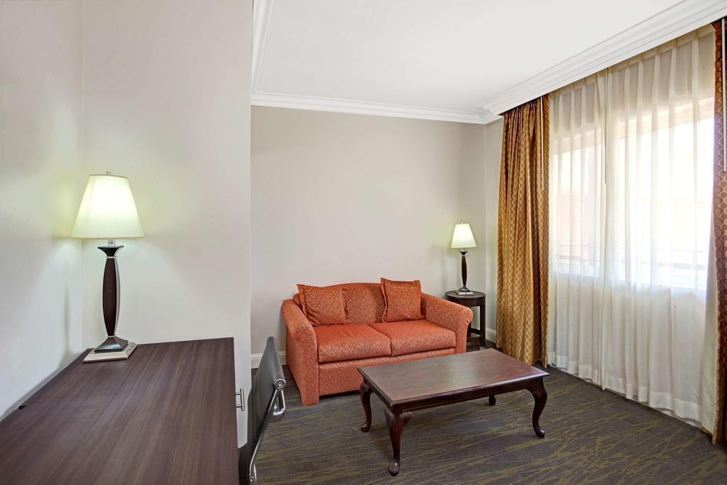 Фотографія Ramada Los Angeles Downtown West 2*