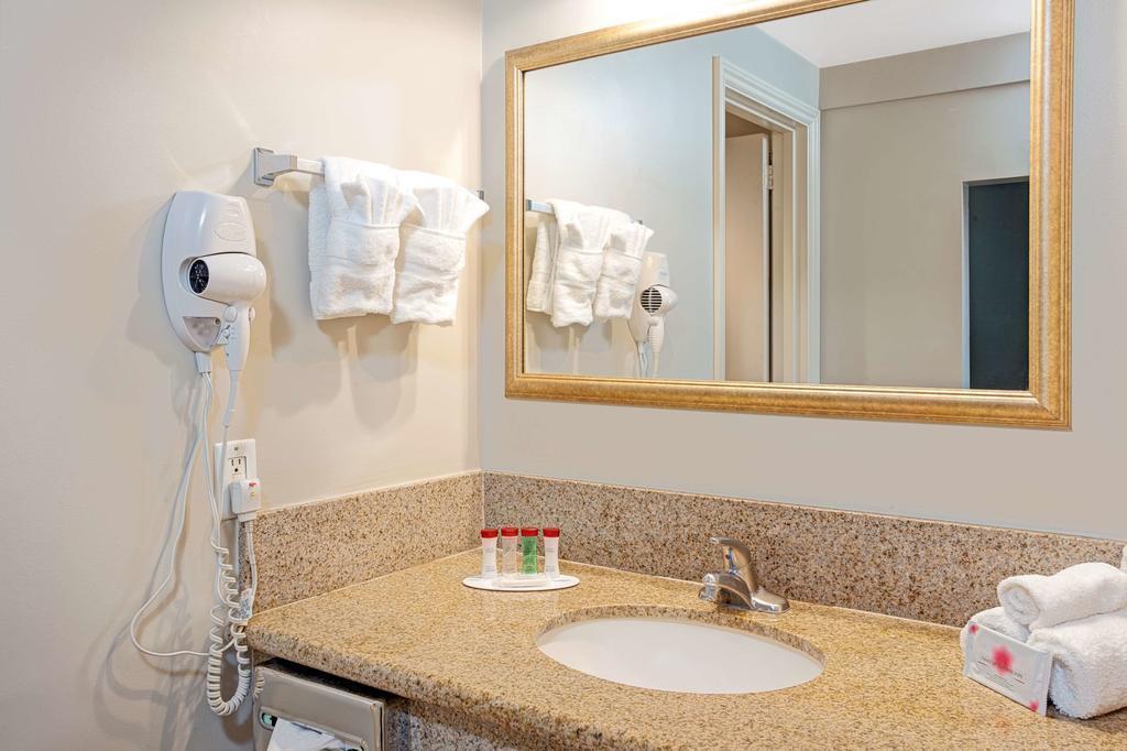 Зображення Ramada Los Angeles Downtown West 2*