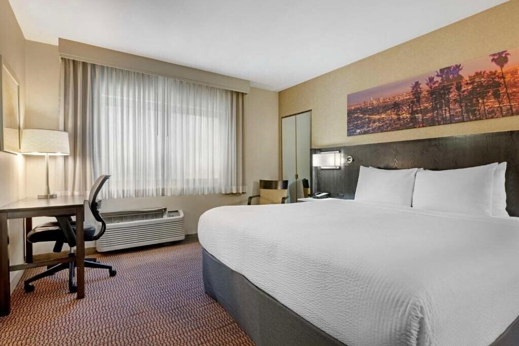 Фото Best Western Royal Palace Inn & Suites 3*