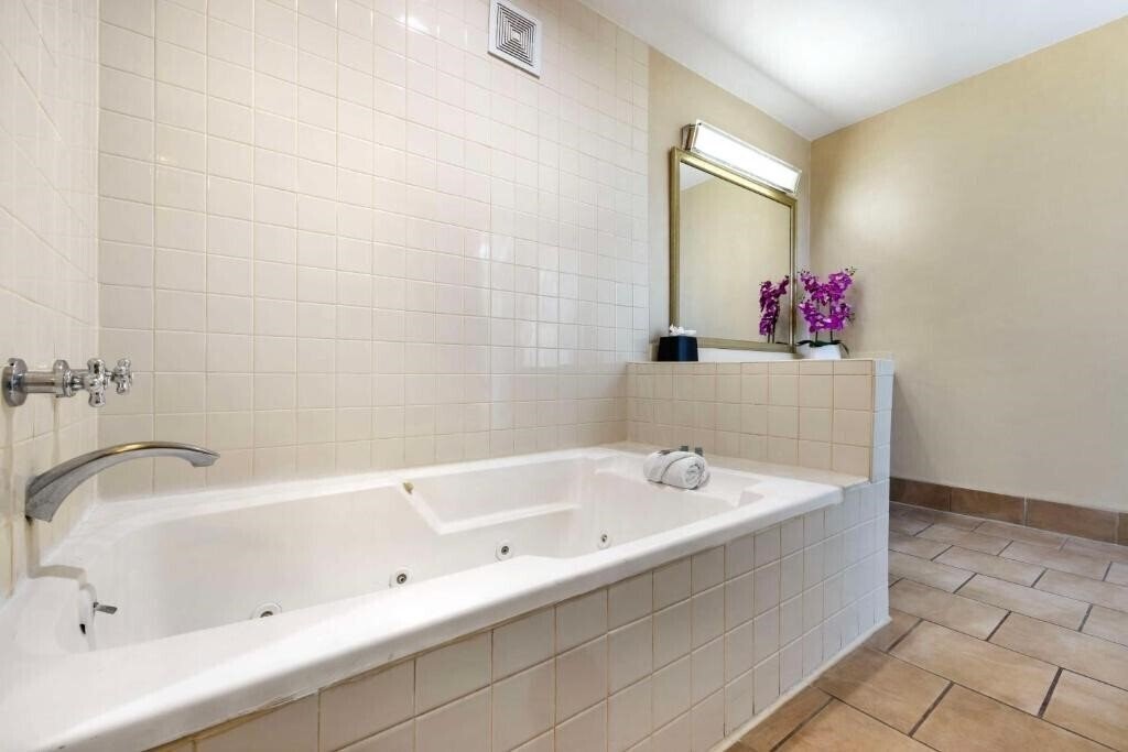 Фотографія Best Western Royal Palace Inn & Suites 3*