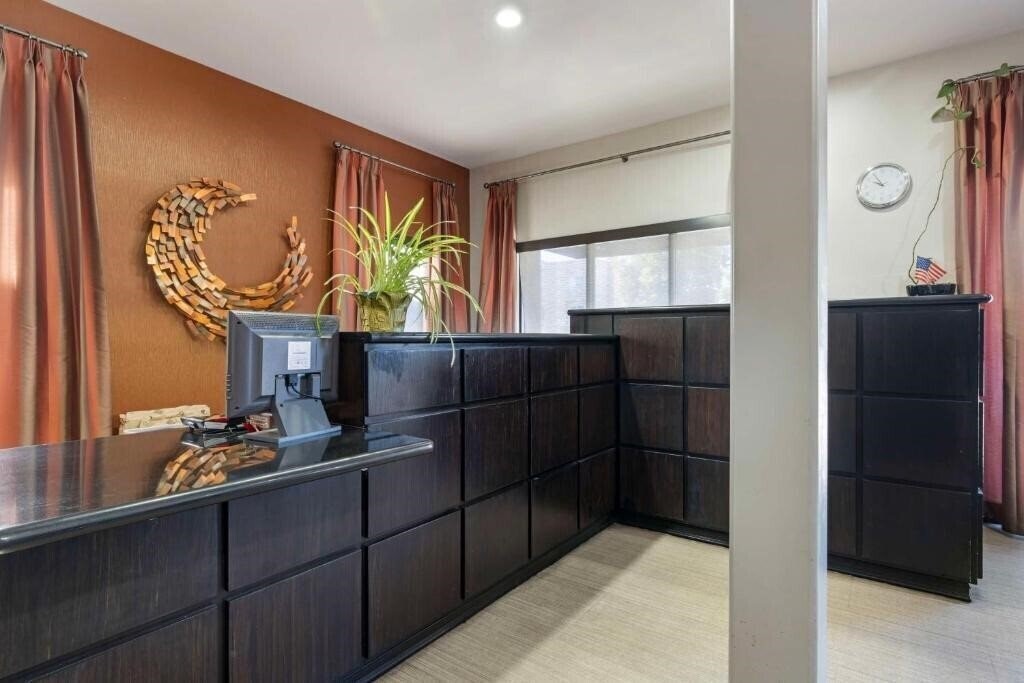 Панорама Best Western Royal Palace Inn & Suites 3*