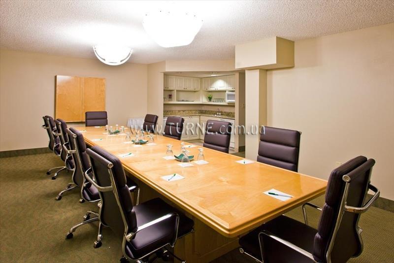 Апартаменты Holiday Inn & Suites Across 3*