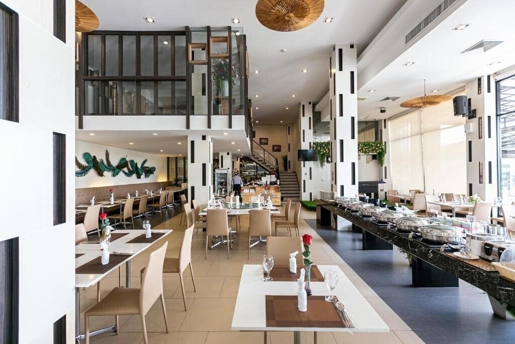 Территория Grand Ratchapruek Hotel 3*