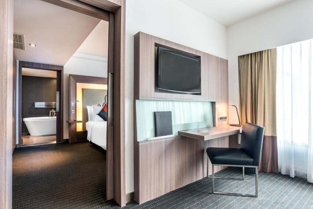 Изображение Hilton Garden Inn Bangkok Silom (ex. Novotel Bangkok Silom Road, Novotel Bangkok Fenix Silom) 4*
