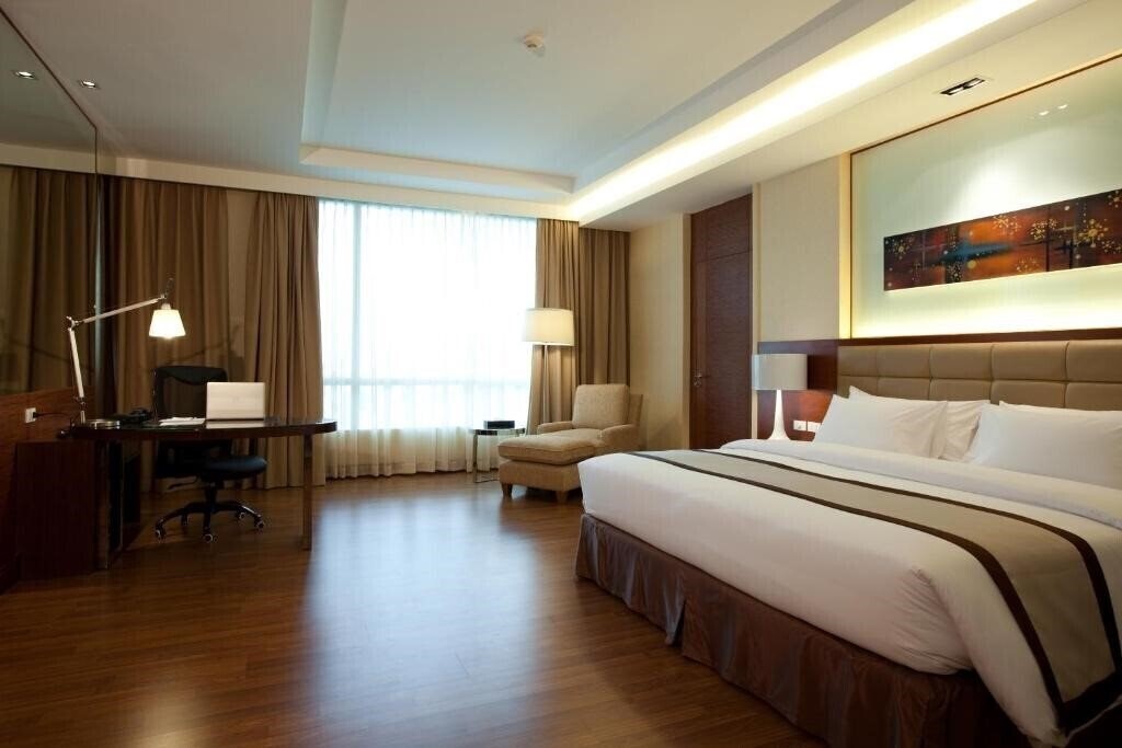 Панорама The Grand Fourwings Convention Hotel Bangkok 5*