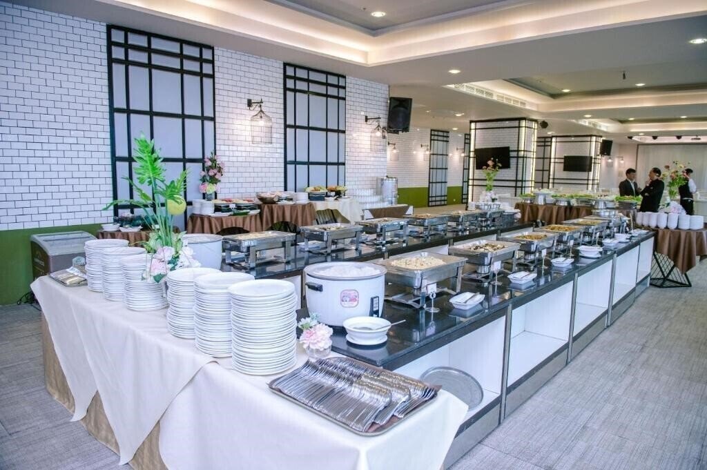 Панорама Grand Howard Hotel 4*