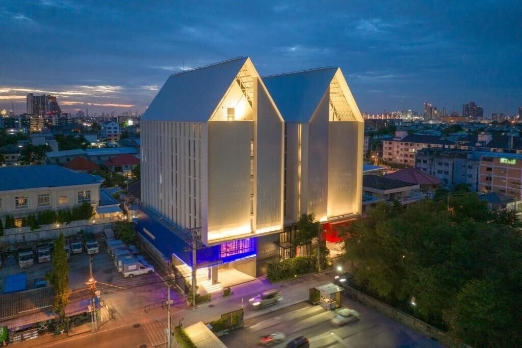 Отель Blue Hippo & Red Crocodile Hotel 4*