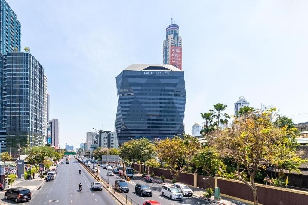 Готель Queensland Hotel Bangkok 4*