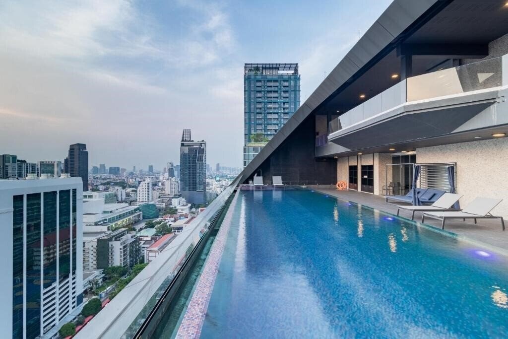 Фотографія Queensland Hotel Bangkok 4*