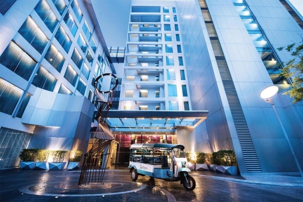 Отель Radisson Suites Bangkok Sukhumvit 3*
