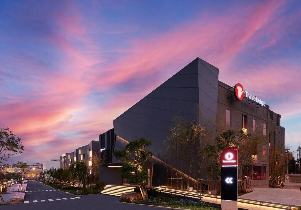 Отель Travelodge Nimman 4*