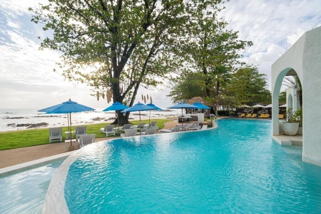Отель Ocean Breeze Resort 3*