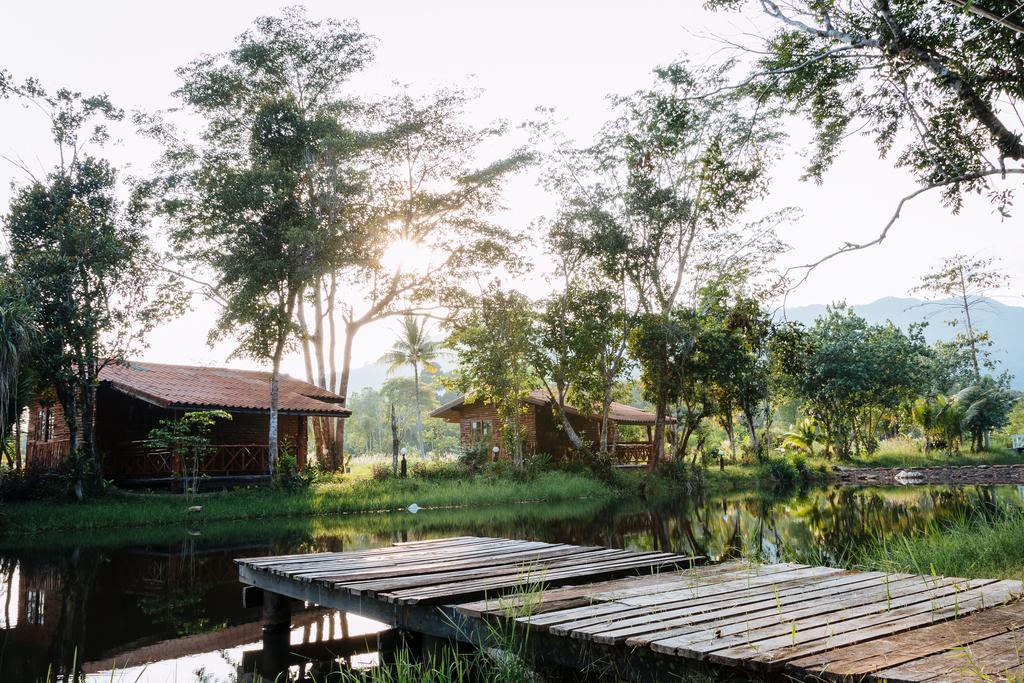 Готель Koh Chang Boat Chalet (ex. Aunchaleena Beach Front) 3*