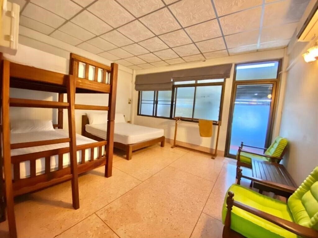 Апартаменти Oyo 1055 No 7 Guesthouse 2*