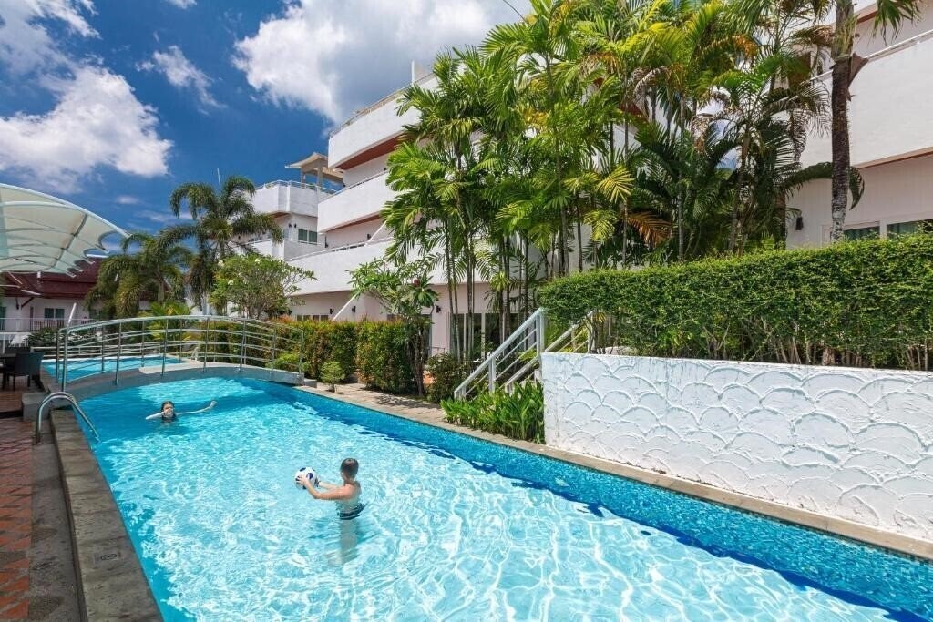 Вид Phunawa Resort Phuket Karon Beach 4*