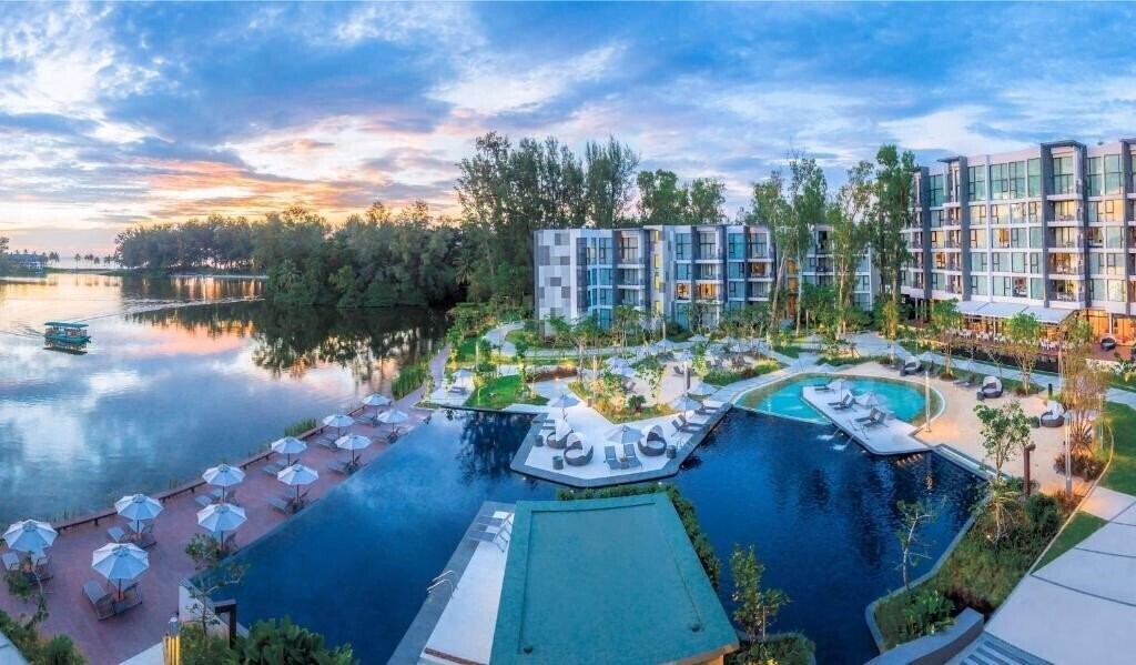 Готель Cassia Phuket 4*