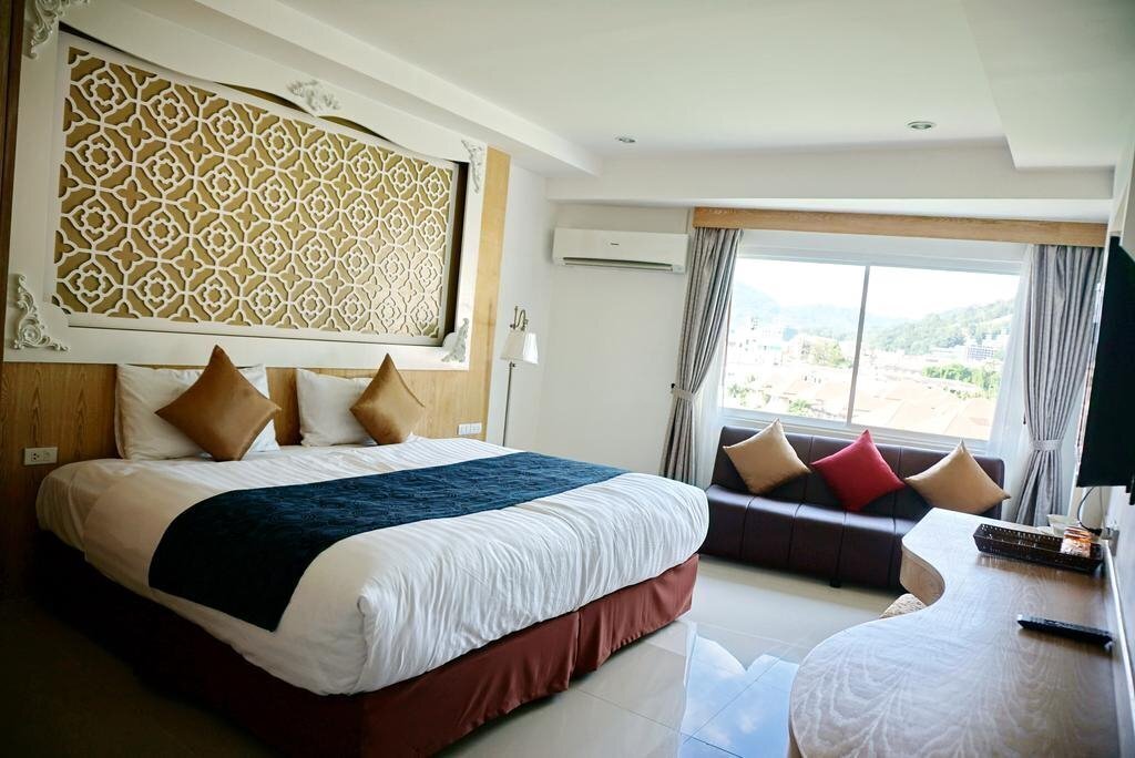 Апартаменти Triple Three Palace 3*