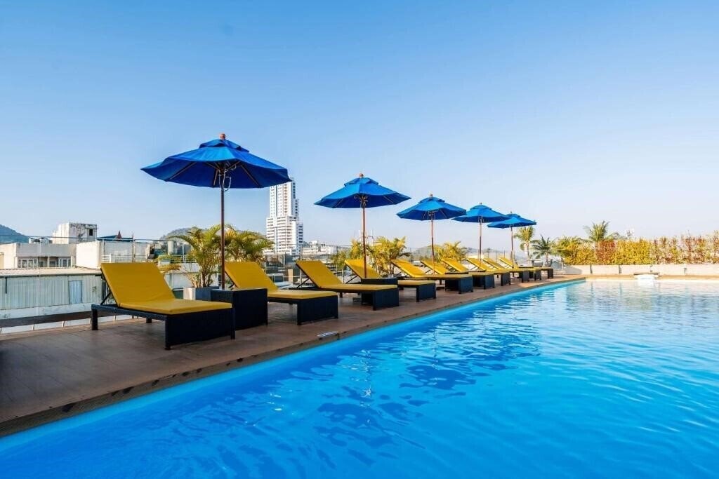 Территория Days Inn Patong Beach 3*