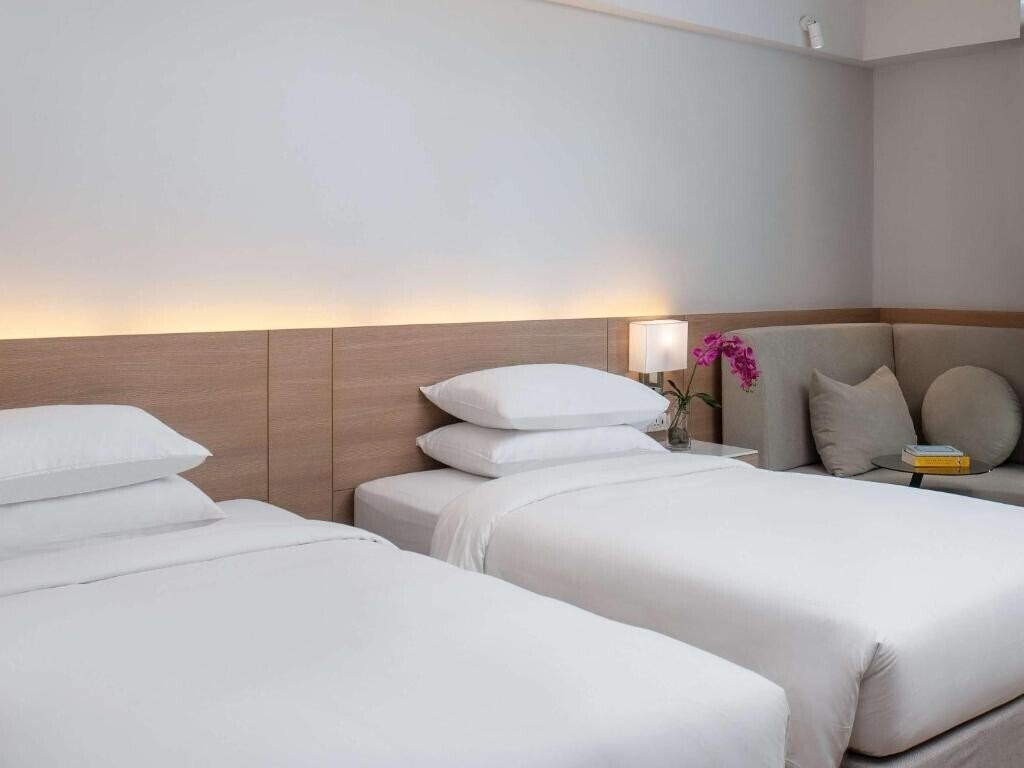 Территория The Andaman Beach Hotel Phuket (ex. Hyatt Place Phuket Patong) 4*