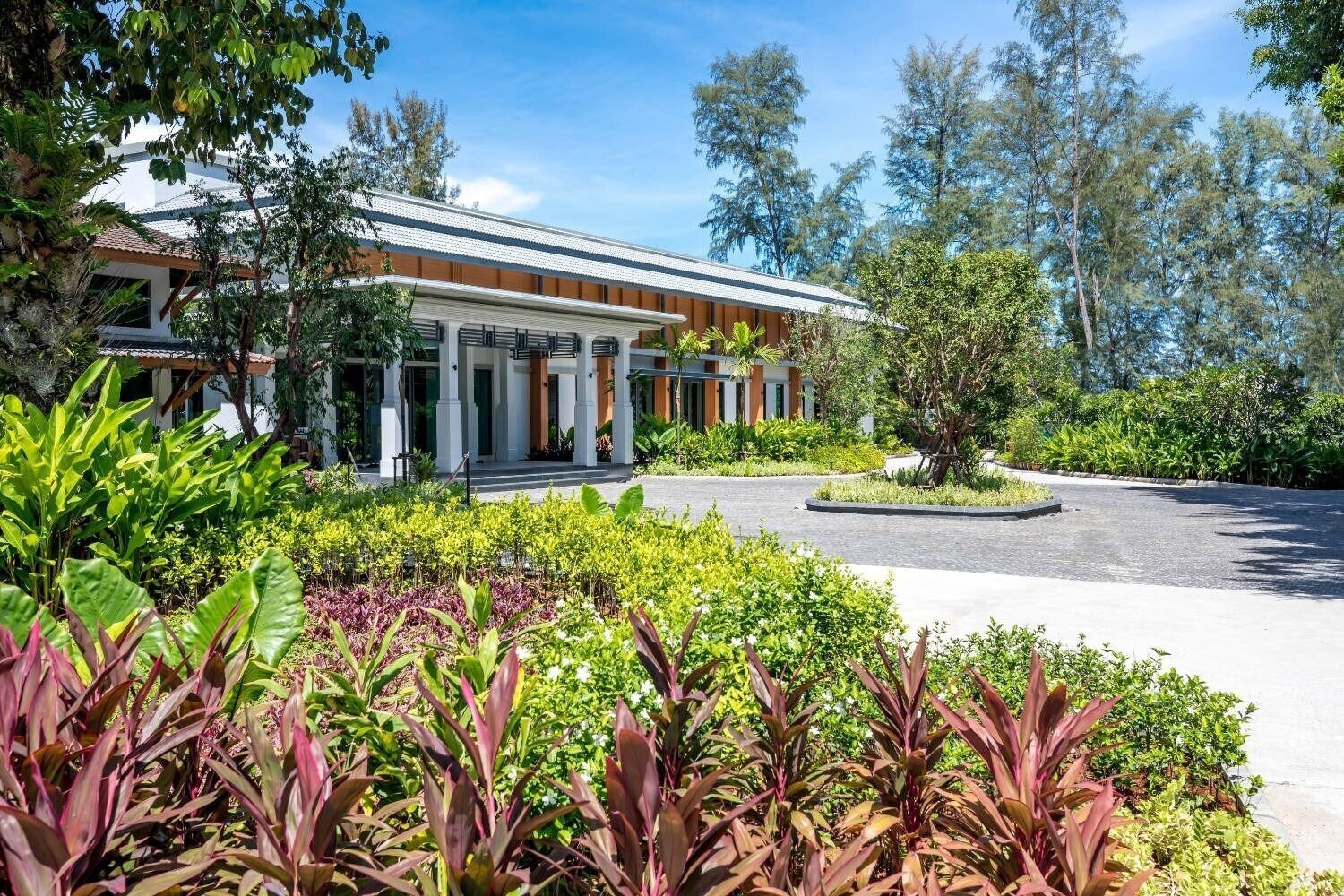 Отель Outrigger Laguna Phuket Beach Resort 5*