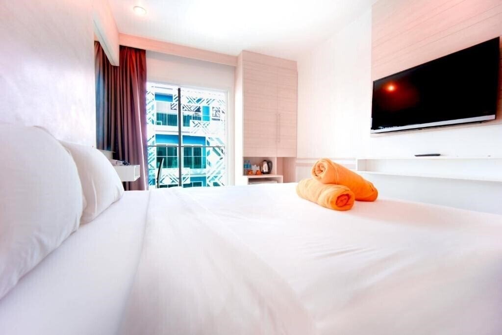 Вид Mirage Express Patong Phuket Hotel 3*