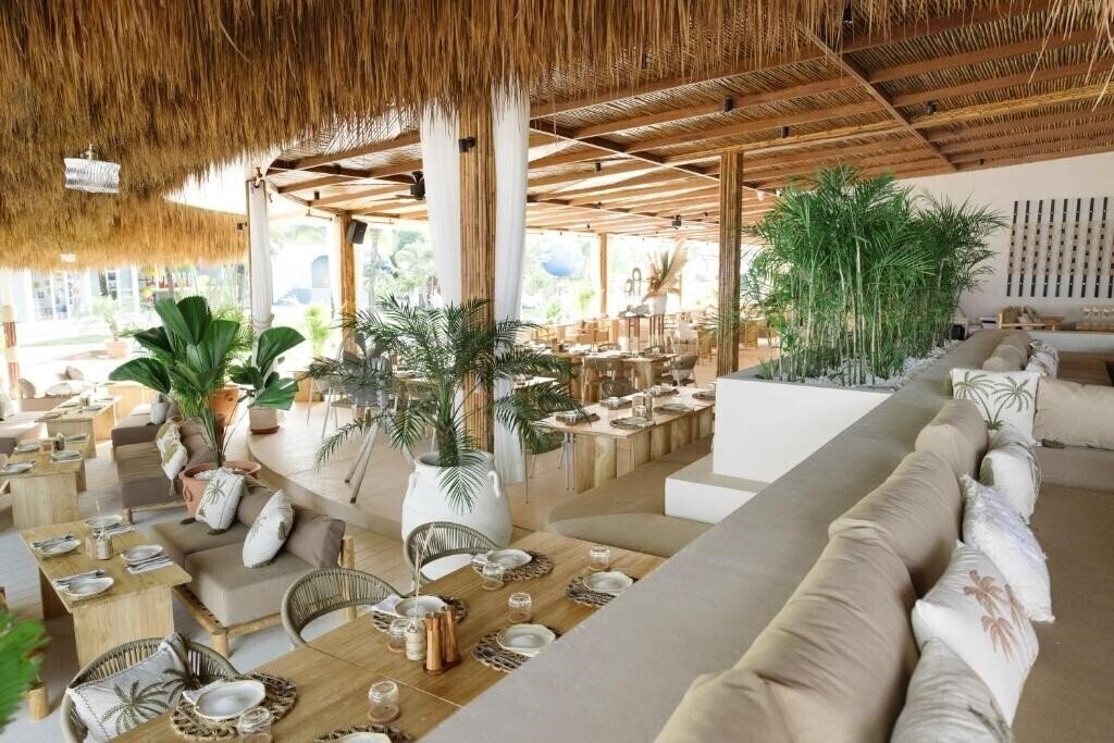 Територія Arinara Beach Resort Phuket - SHA Extra Plus 4*