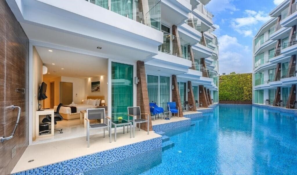 Готель Beachfront Phuket 4*