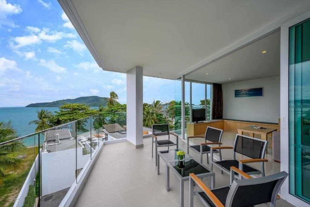 Фотографія Beachfront Phuket 4*
