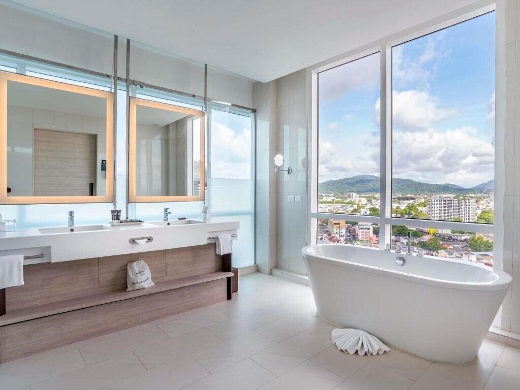Фотография Novotel Phuket City Phokeethra 4*