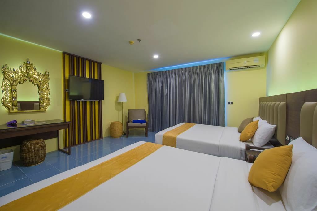 Територія Chalong Beach Hotel & Spa 4*