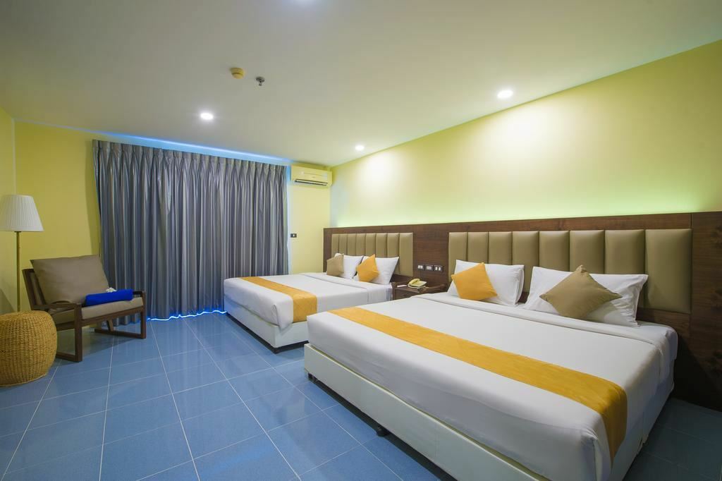 Апартаменти Chalong Beach Hotel & Spa 4*