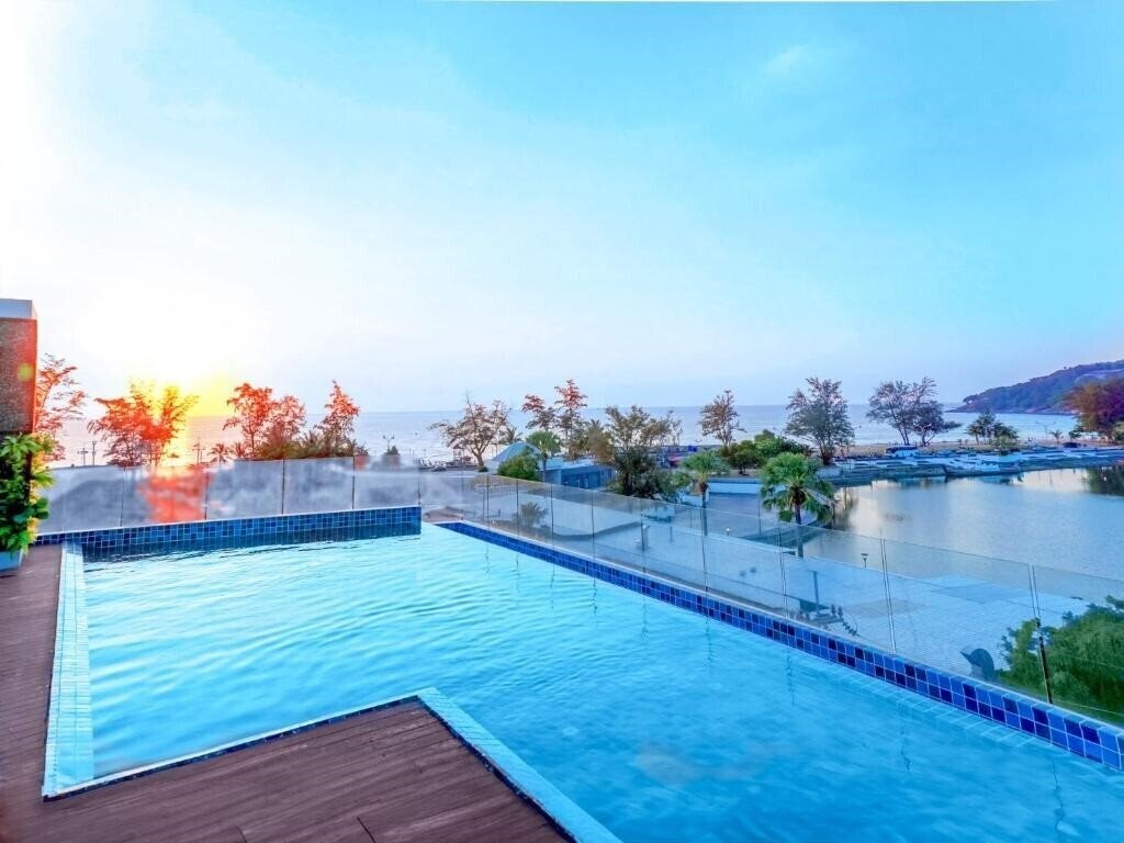 Отель Phoenix Hotel Karon Beach 4*