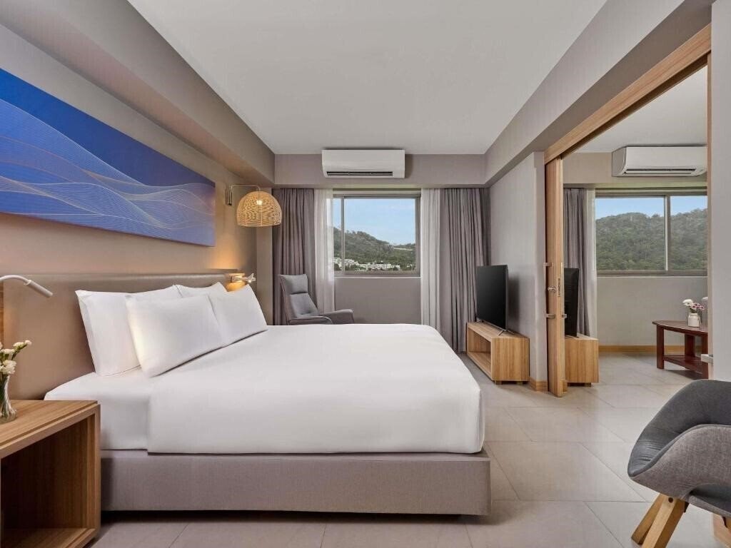 Фото Mercure Phuket Patong Journeyhub 4*