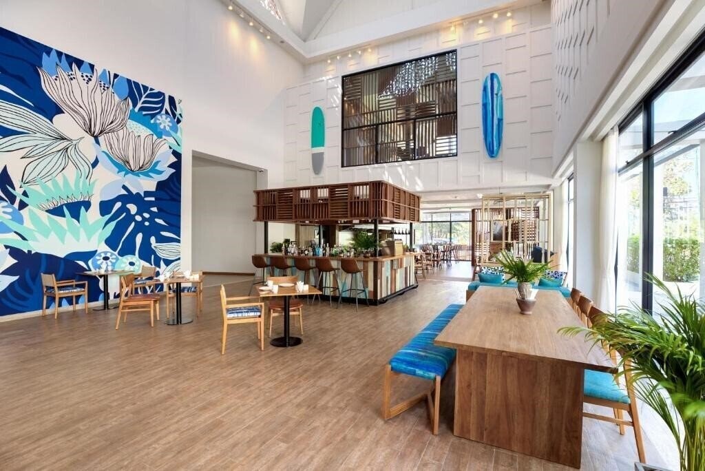 Панорама Outrigger Surin Beach Resort 4*