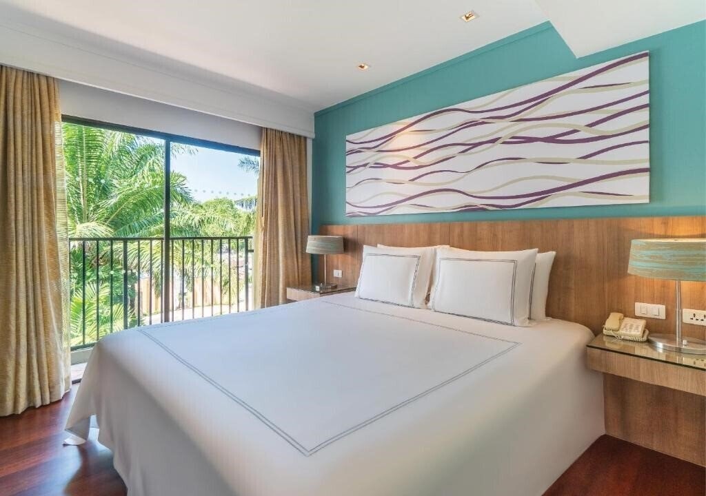 Фото Radisson Resort & Suites Phuket 4*