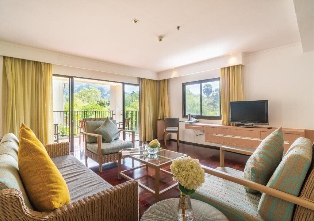 Изображение Radisson Resort & Suites Phuket 4*
