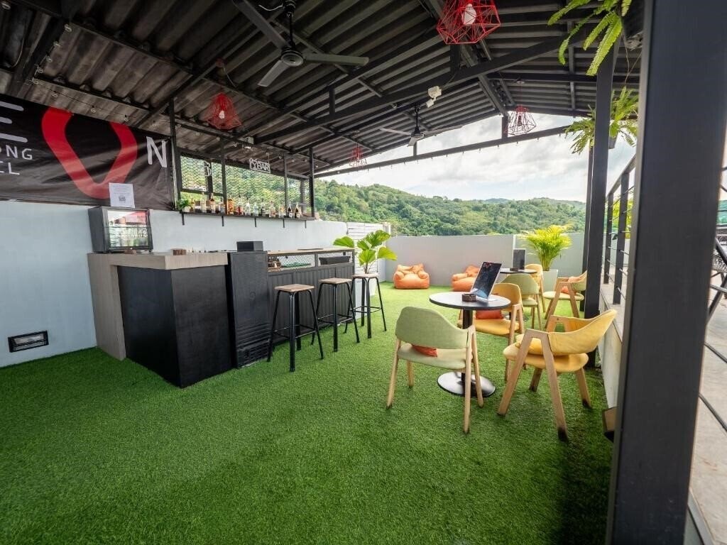 Территория Neon Patong Hotel 4*