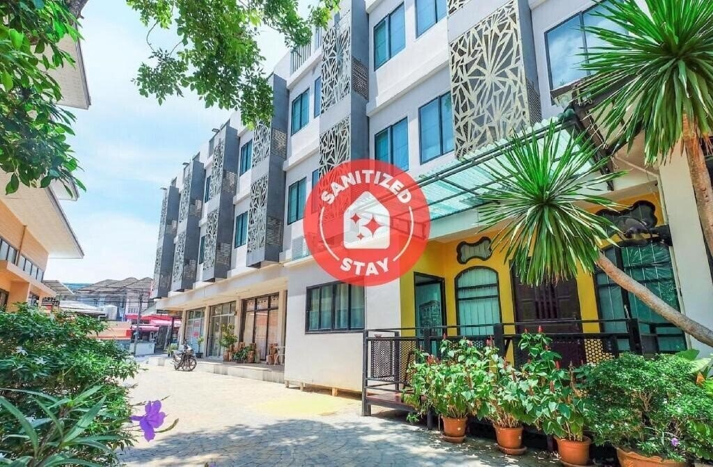 Территория The Little Nest Phuket Hotel 1*