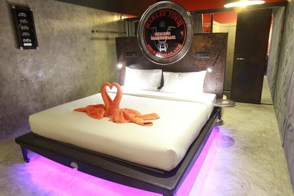 Панорама Nicky's Handlebar Hotel 3*