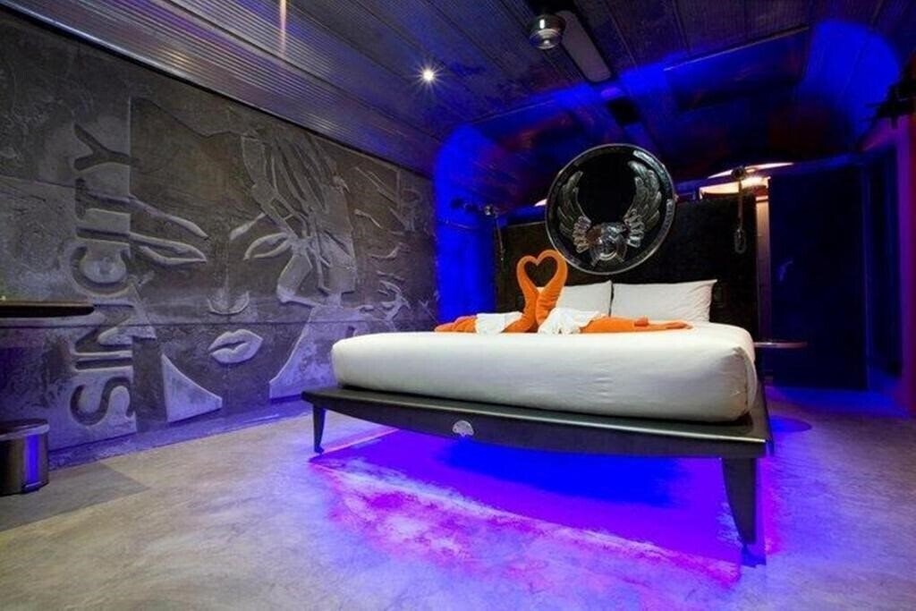 Отель Nicky's Handlebar Hotel 3*