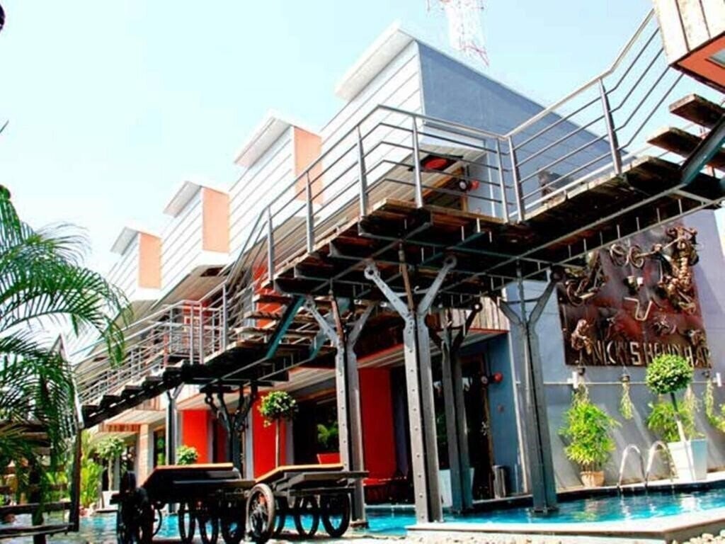 Территория Nicky's Handlebar Hotel 3*