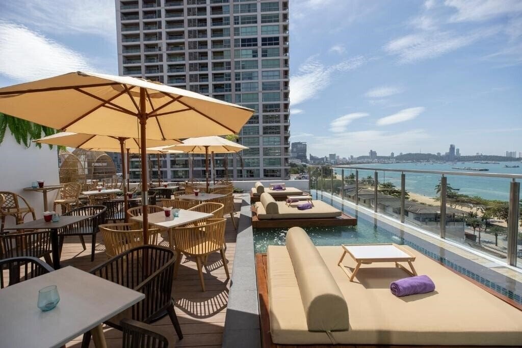Отель Pattaya Sea View 4*